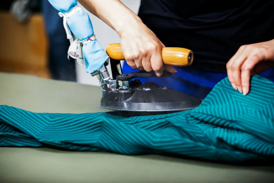 プレス：「舞台に立つ前の女優さんを支えるメイクアップアーティスト」