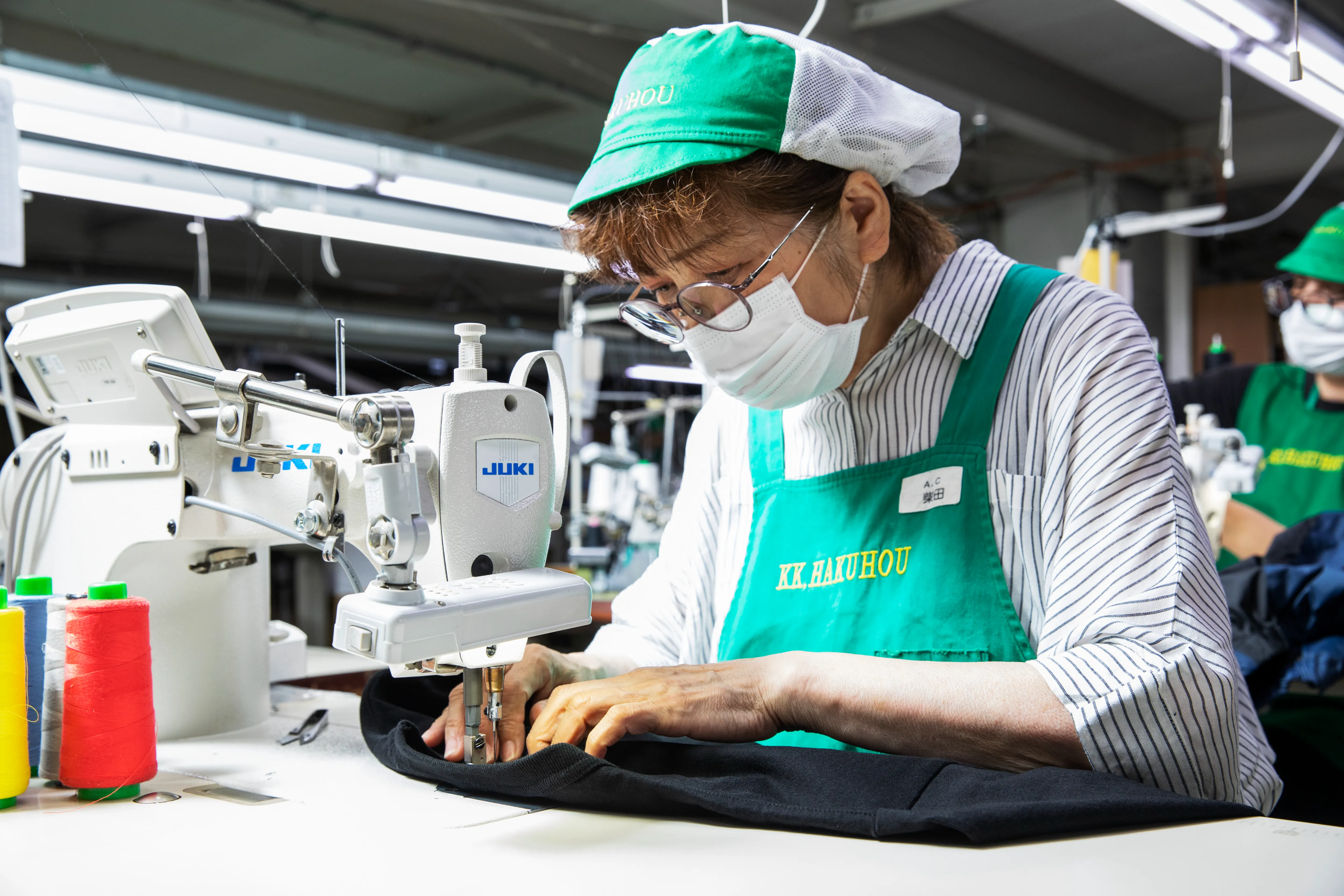 ミシン職人の丁寧な縫製技術によって守られる品質