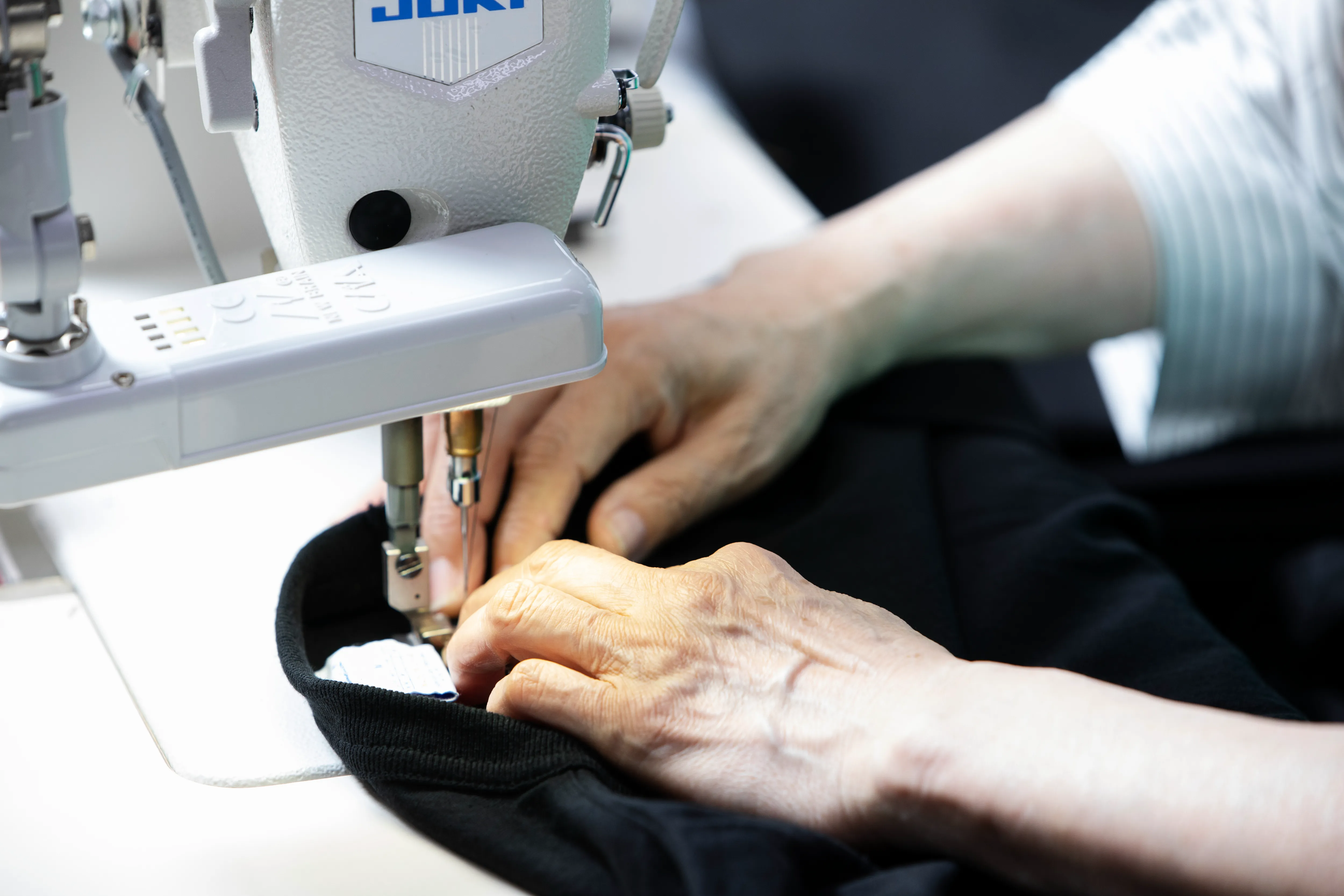 縫製技術：服のサイズダウンからタグ付けまで担う