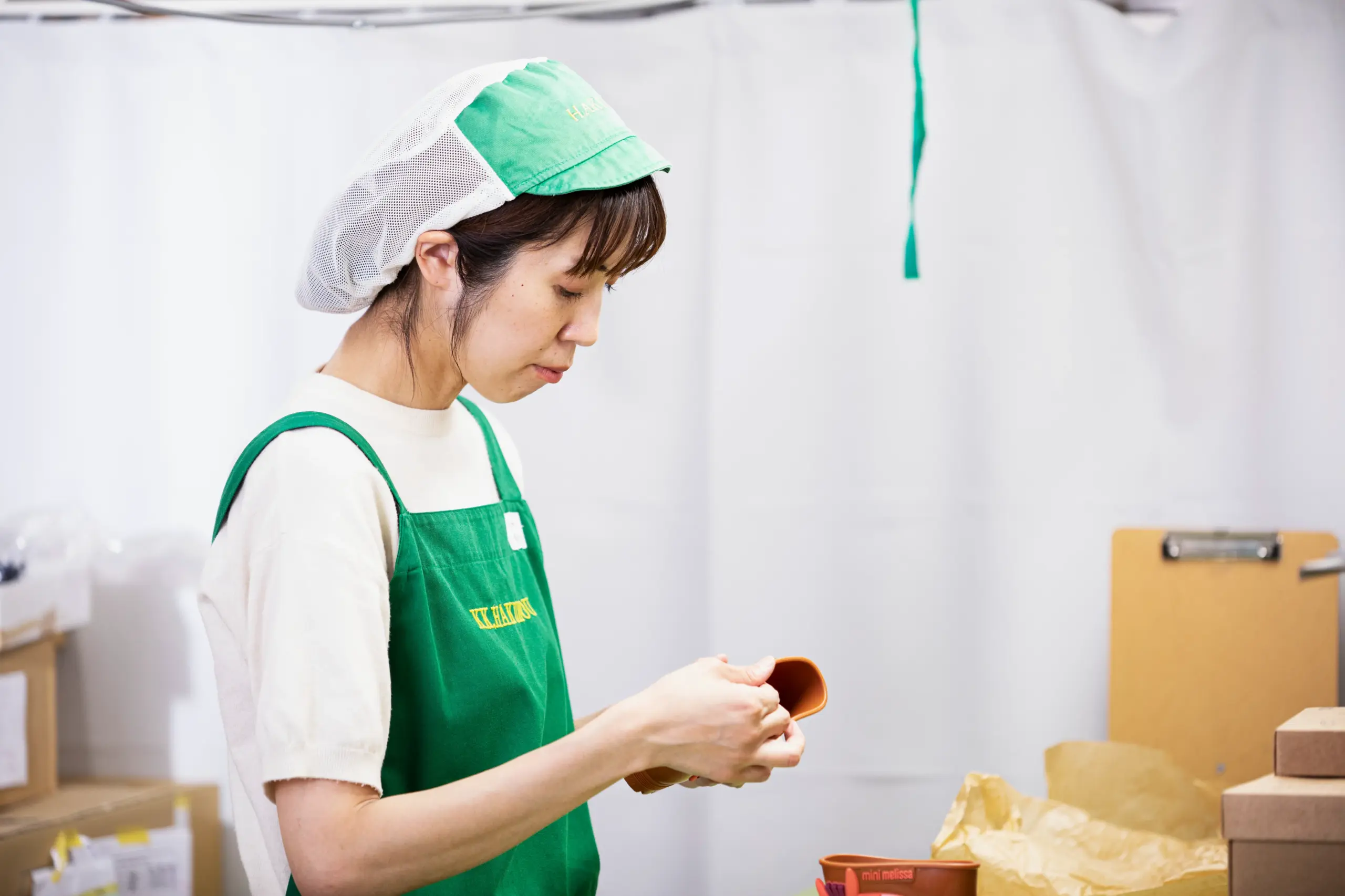 商品ひとつひとつに向き合い、丁寧に検品を行う検品職人の仕事