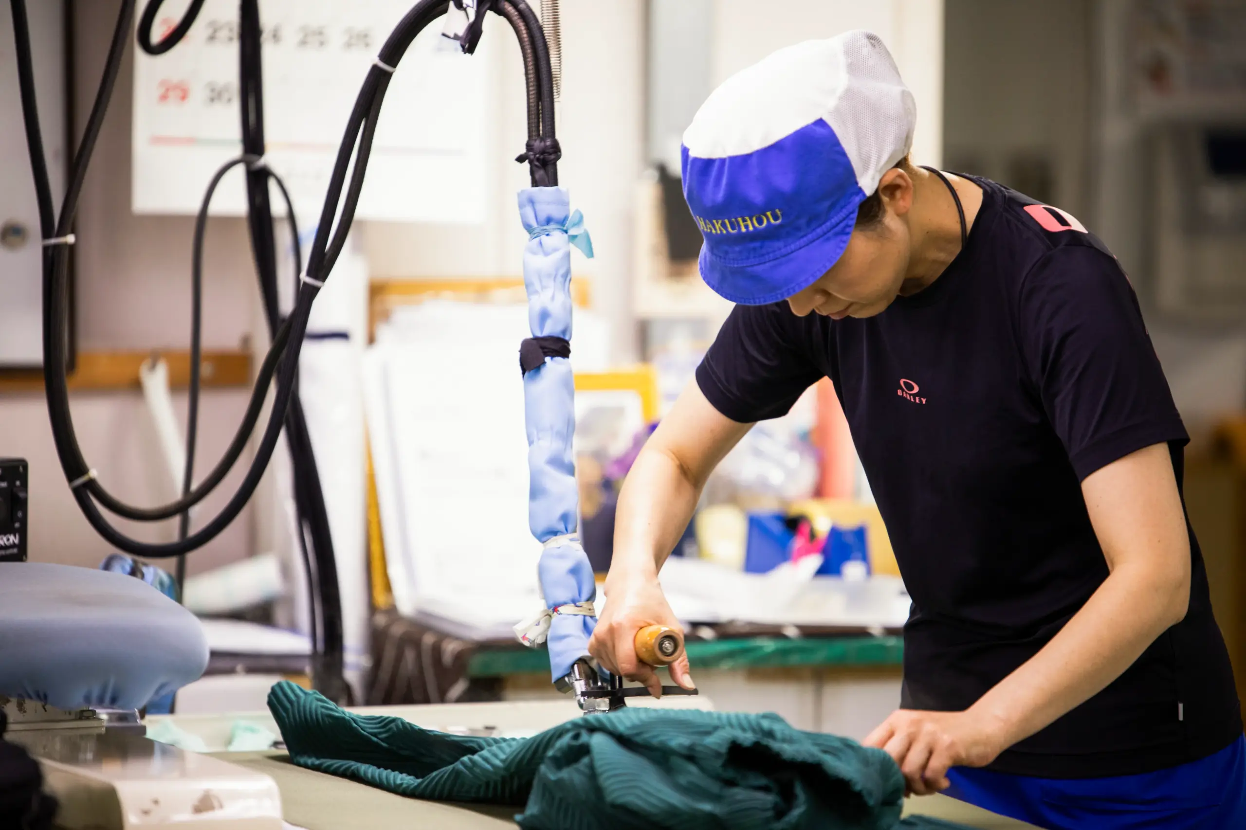 一着一着に命を吹き込む、プレス職人の技術