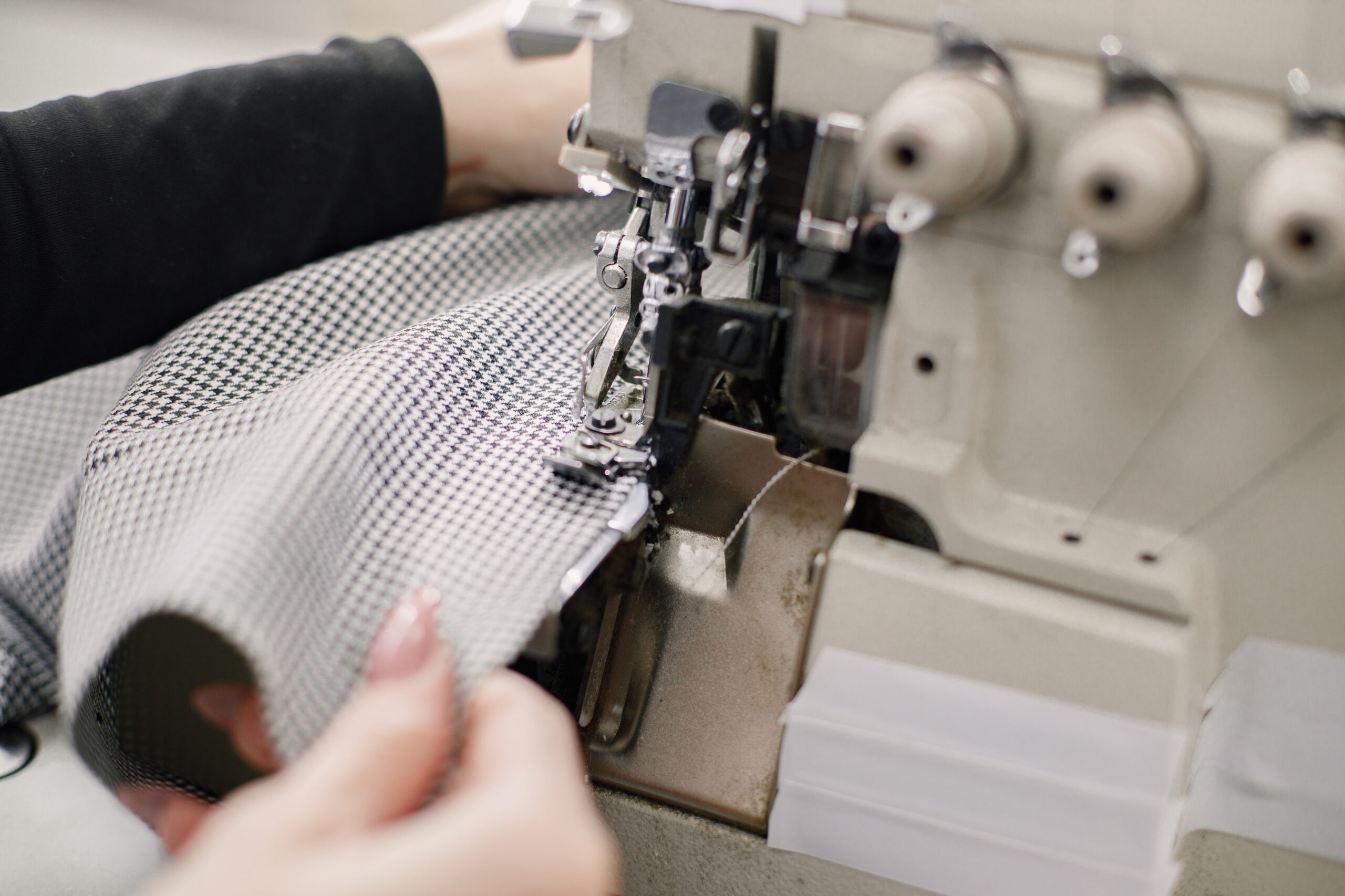 複数工場を管理！素材別リスクを防ぐアパレル検品の品質標準化マニュアル