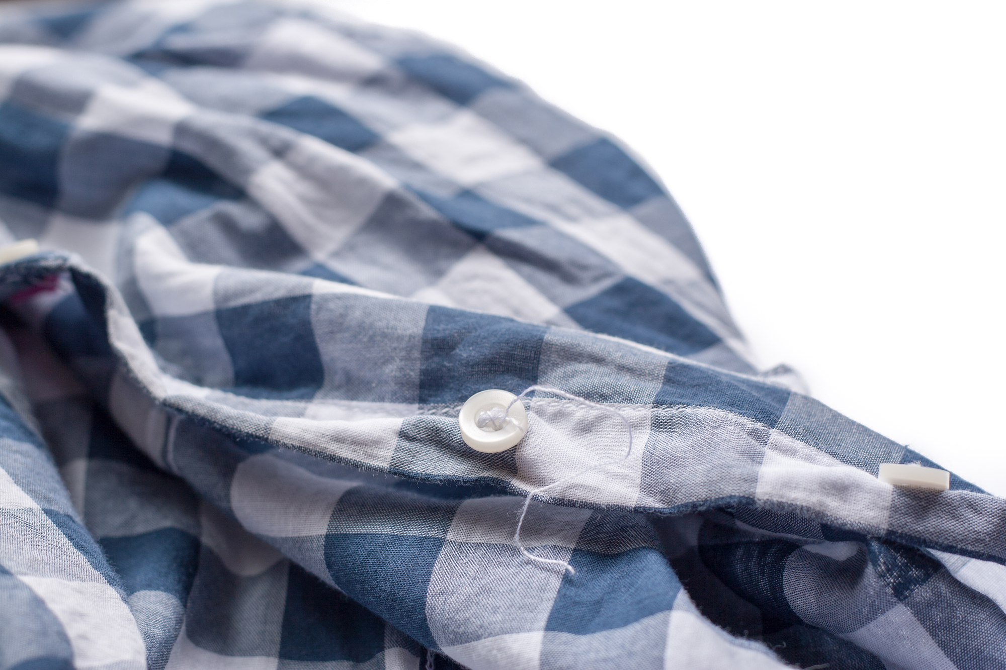 縫製不良の種類と原因を徹底解説！パッカリング・目飛びの「許容基準」と工場への指示出し術