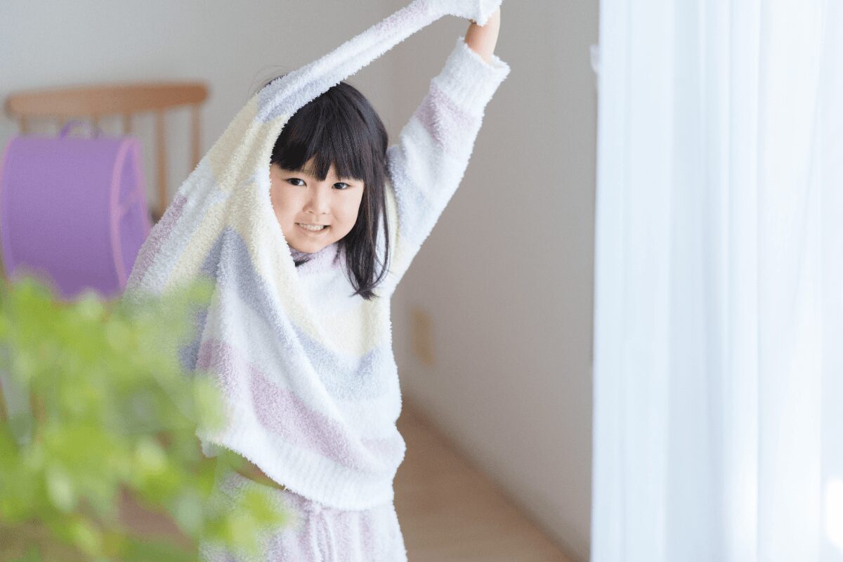子供服を着て元気に過ごす子ども