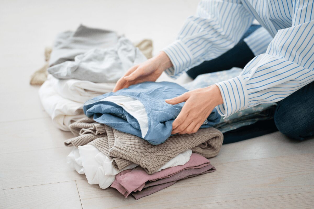 子供服を一枚ずつ確認しながら畳む様子