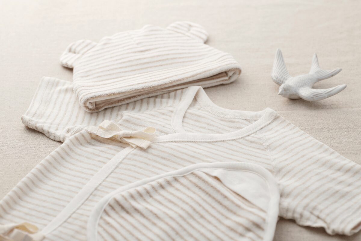 乳幼児向けのベビー服と帽子