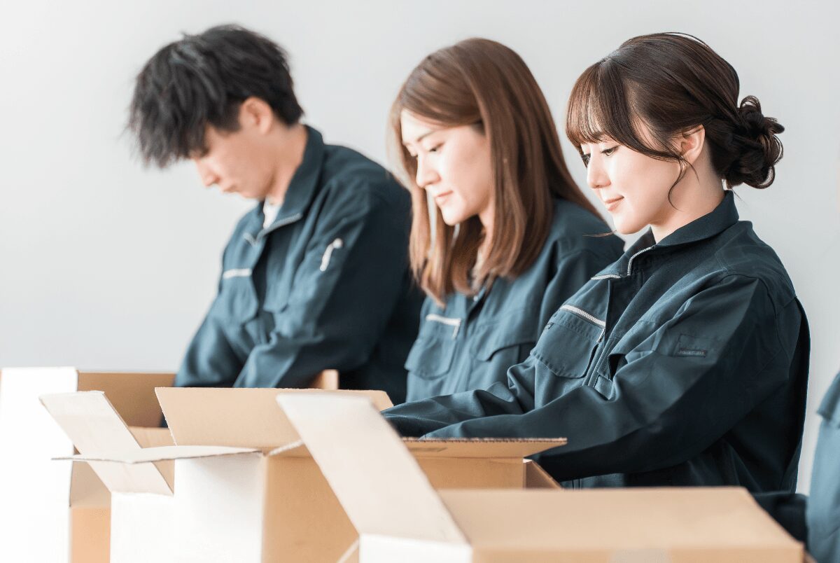 子供服・ベビー服の検品と梱包を行うスタッフ