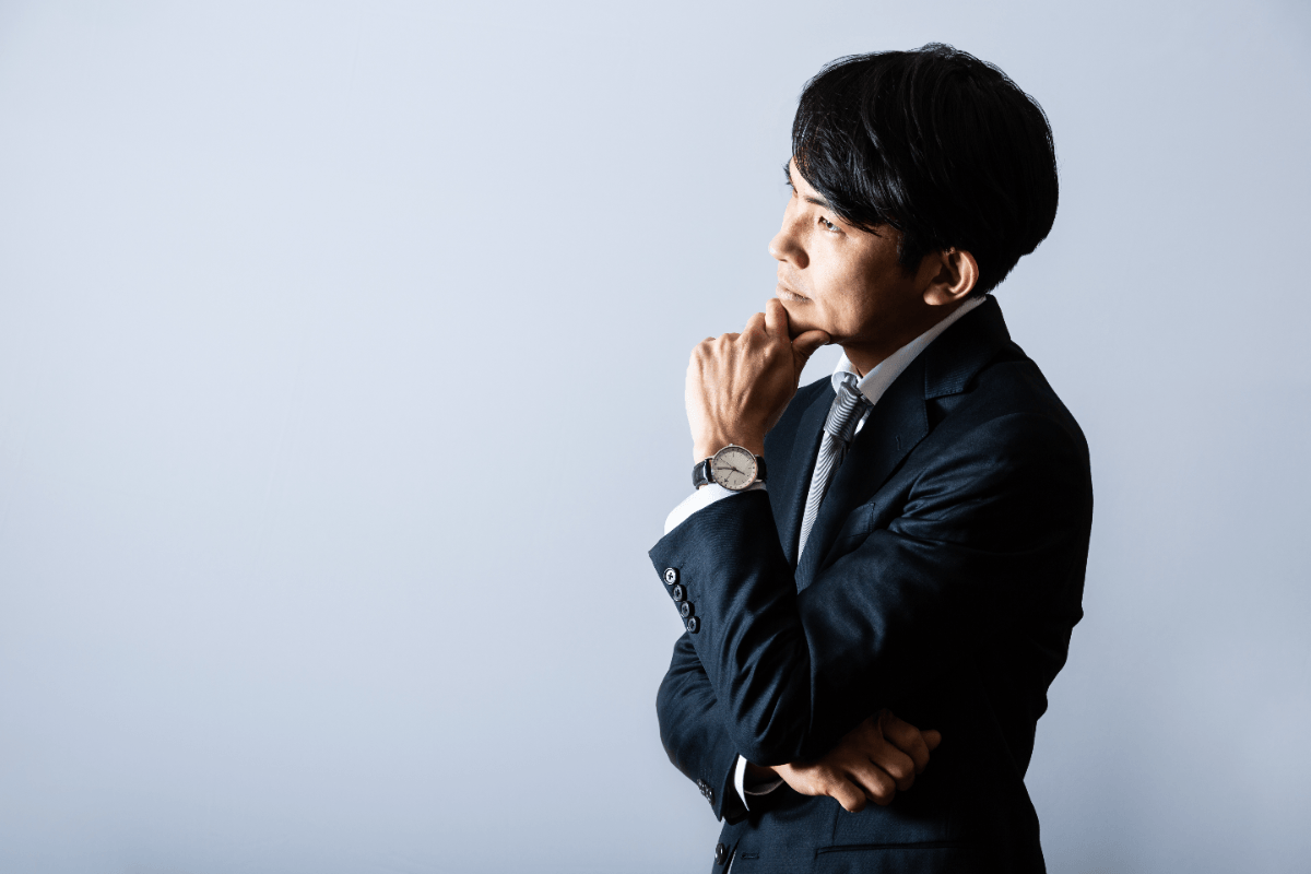 検品の短納期対応を検討する担当者